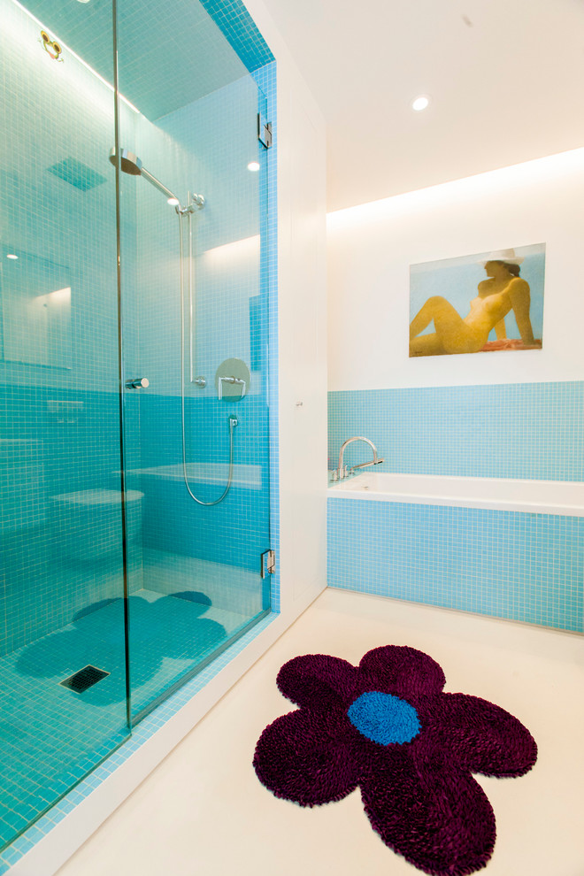 Modern inredning av ett mellanstort en-suite badrum, med ett badkar i en alkov, en dusch i en alkov, blå kakel, mosaik, vita väggar och en vägghängd toalettstol