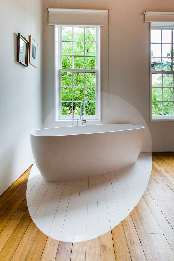 Идея дизайна: большая главная ванная комната в современном стиле с отдельно стоящей ванной, бежевыми стенами и светлым паркетным полом