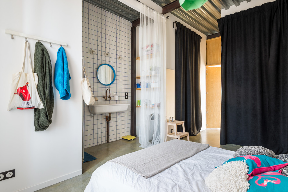 Свежая идея для дизайна: ванная комната среднего размера в современном стиле с белой плиткой, белыми стенами, бетонным полом, душевой кабиной и подвесной раковиной - отличное фото интерьера