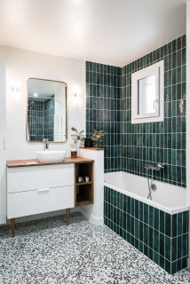 salle de bain avec un carrelage vert