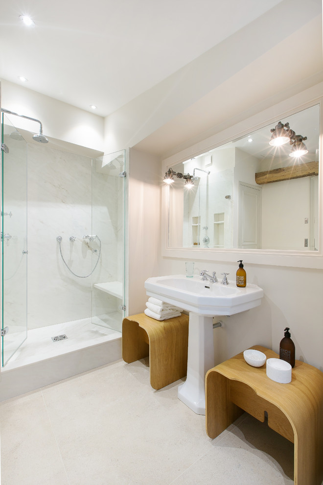 Foto de cuarto de baño clásico de tamaño medio con aseo y ducha, ducha empotrada, paredes blancas y lavabo con pedestal