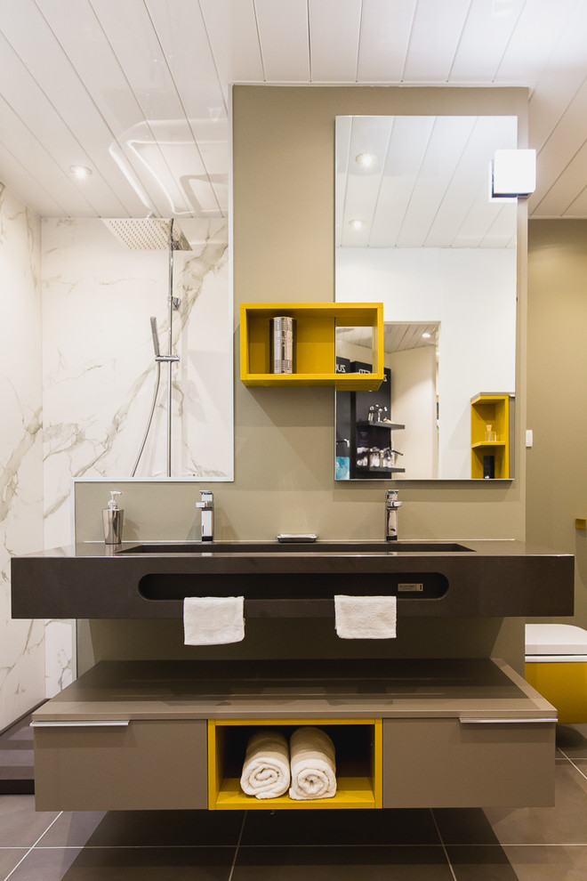 Inspiration för ett mellanstort funkis en-suite badrum, med gula skåp, en kantlös dusch, en vägghängd toalettstol, vit kakel, marmorkakel, vita väggar, klinkergolv i keramik, ett avlångt handfat, bänkskiva i kvartsit och brunt golv