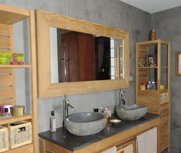 Foto de cuarto de baño principal y doble tropical grande con paredes grises, encimera de acrílico y encimeras grises