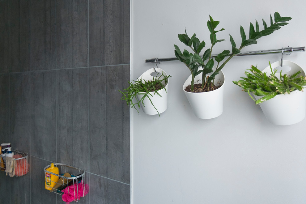Inredning av ett modernt mellanstort badrum med dusch, med en öppen dusch, grå kakel, keramikplattor, vita väggar, klinkergolv i småsten, ett integrerad handfat, grått golv och med dusch som är öppen