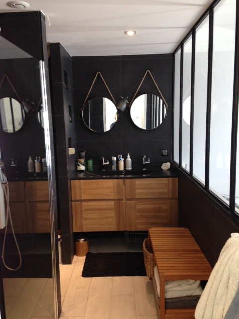 Стильный дизайн: ванная комната в стиле лофт с душем без бортиков, черными стенами и душевой кабиной - последний тренд