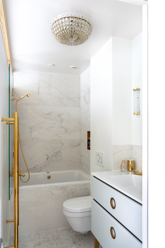 Modern inredning av ett litet vit vitt badrum med dusch, med vita skåp, ett platsbyggt badkar, en öppen dusch, en vägghängd toalettstol, grå kakel, porslinskakel, vita väggar, ett integrerad handfat, grått golv och släta luckor