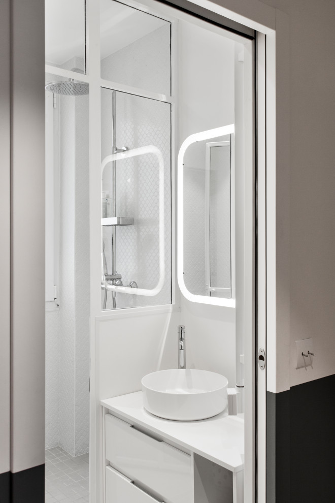 Cette photo montre une petite salle d'eau tendance avec un placard à porte affleurante, des portes de placard blanches, une douche ouverte, un carrelage blanc, mosaïque, un mur blanc, carreaux de ciment au sol, un lavabo suspendu, un plan de toilette en stratifié, un sol beige, une cabine de douche à porte battante et un plan de toilette blanc.