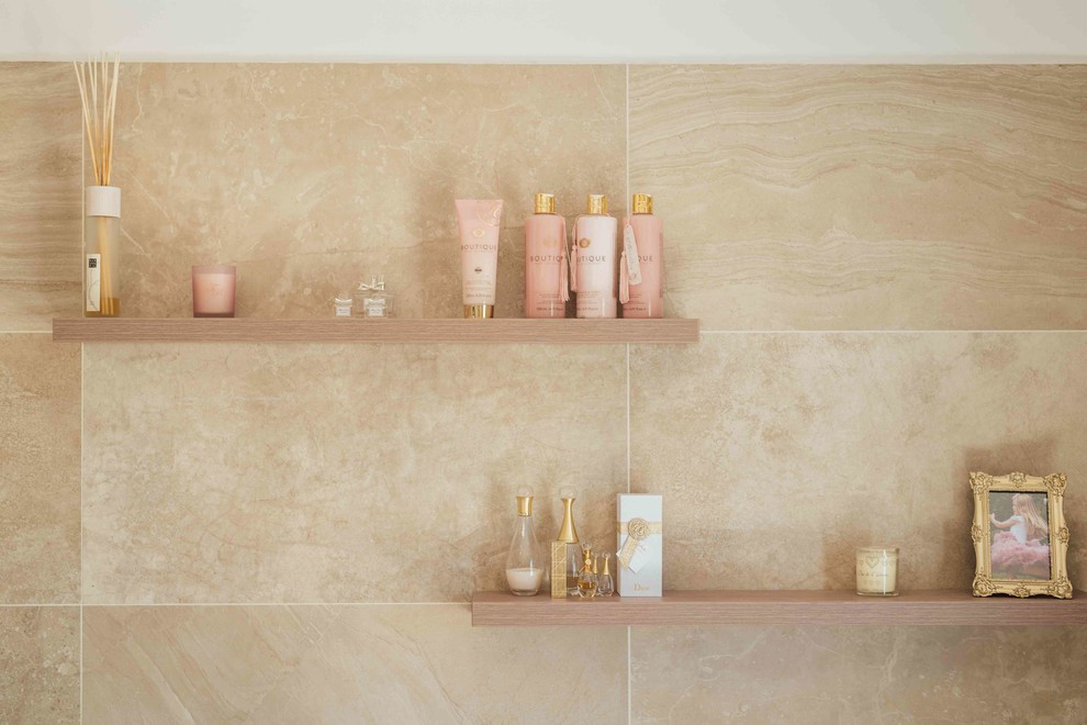 Idee per una piccola stanza da bagno padronale mediterranea con piastrelle beige, piastrelle di cemento e pareti beige