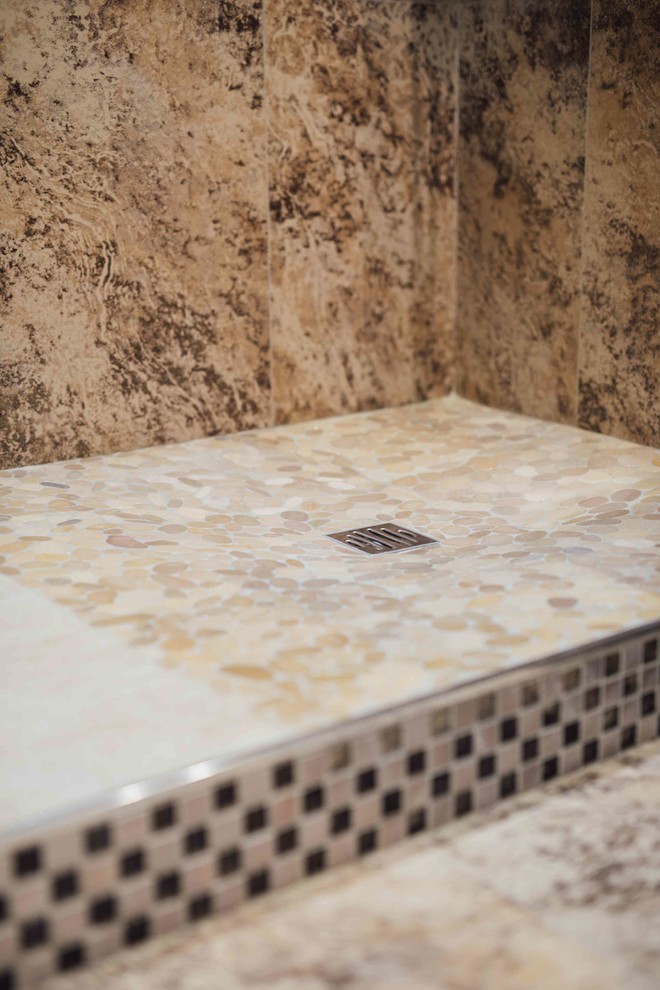 Immagine di una piccola stanza da bagno per bambini mediterranea con doccia a filo pavimento e pavimento con piastrelle in ceramica