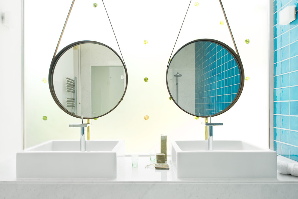 Diseño de cuarto de baño contemporáneo de tamaño medio con lavabo sobreencimera, baldosas y/o azulejos azules, ducha abierta, paredes azules y aseo y ducha