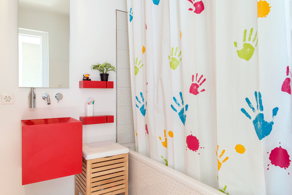 Idée de décoration pour une salle de bain design pour enfant avec un placard à porte plane, des portes de placard rouges, une baignoire en alcôve, un combiné douche/baignoire, un carrelage blanc, un mur blanc et une cabine de douche avec un rideau.