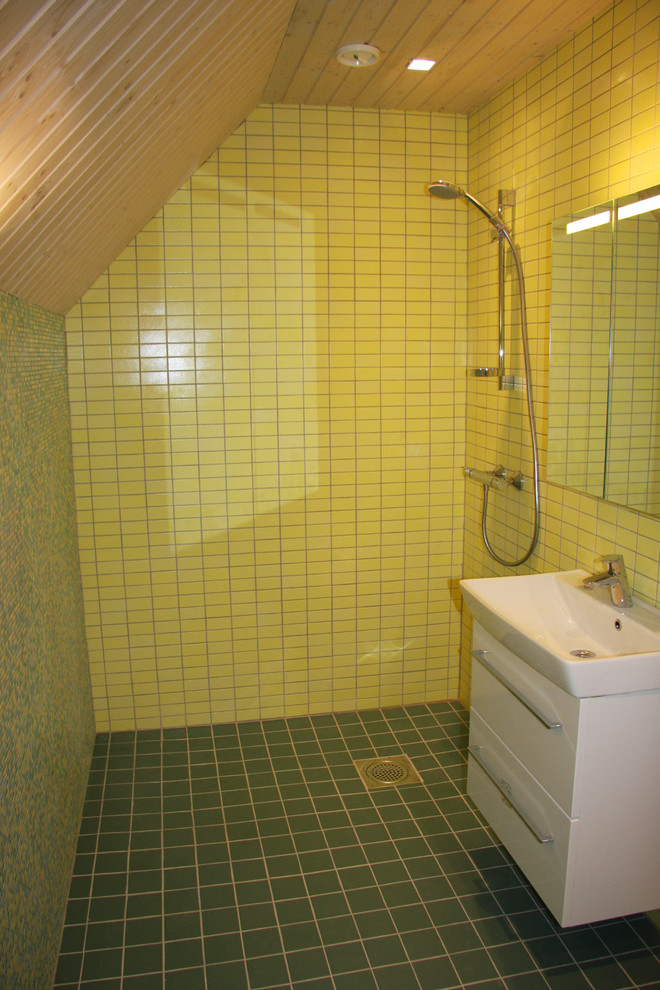 Aménagement d'une petite salle d'eau craftsman avec un placard à porte plane, des portes de placard blanches, une douche à l'italienne, WC suspendus, un carrelage jaune, des carreaux de porcelaine, un mur jaune, un sol en carrelage de céramique, un lavabo suspendu, un sol vert et aucune cabine.