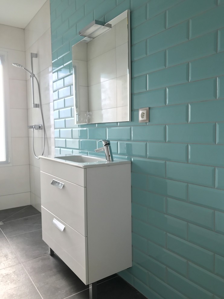 Exemple d'une petite salle de bain tendance pour enfant avec une douche à l'italienne, un carrelage bleu, un carrelage métro, un sol en carrelage de céramique, un plan vasque, un sol gris et un plan de toilette blanc.