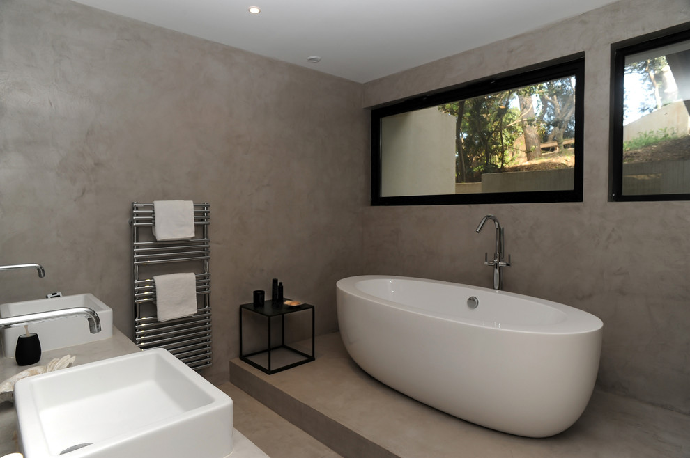 Источник вдохновения для домашнего уюта: главная ванная комната среднего размера в современном стиле с отдельно стоящей ванной, серыми стенами и настольной раковиной