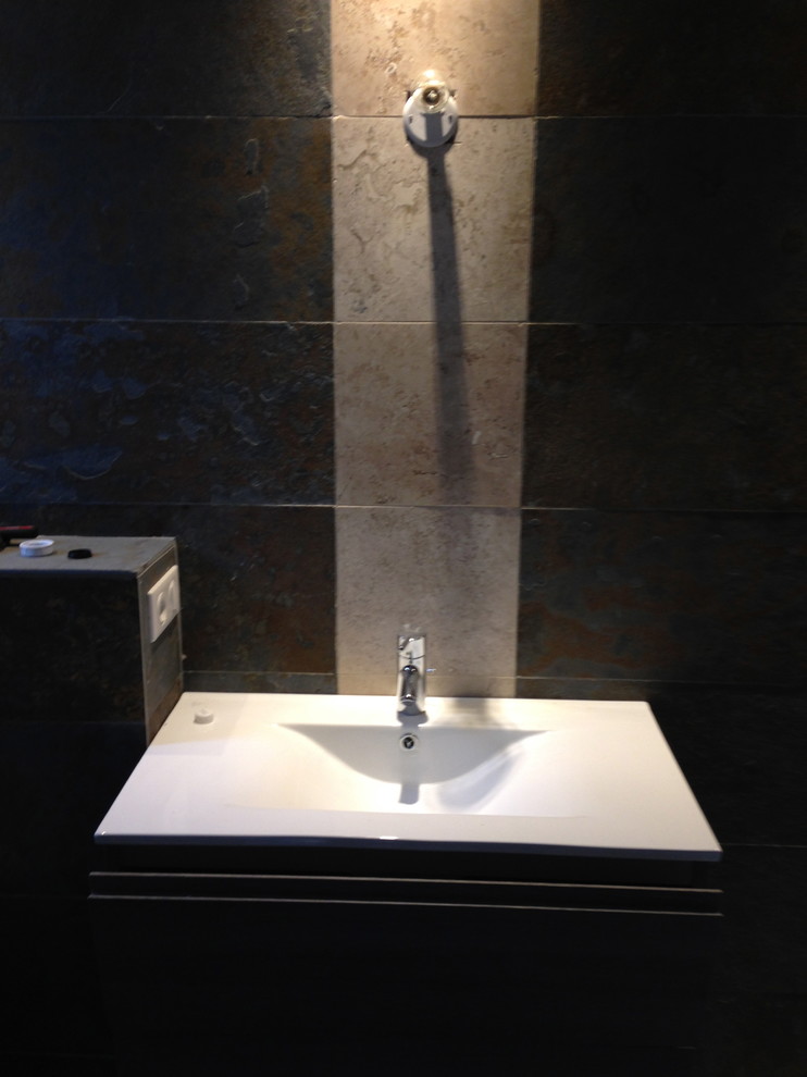 This is an example of a contemporary bathroom in Nice.