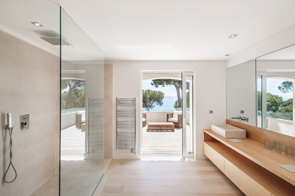 Inspiration pour une grande salle d'eau design en bois clair avec une vasque, un placard à porte plane, une douche à l'italienne, un carrelage beige, un mur blanc, parquet clair, un plan de toilette en bois et un plan de toilette marron.