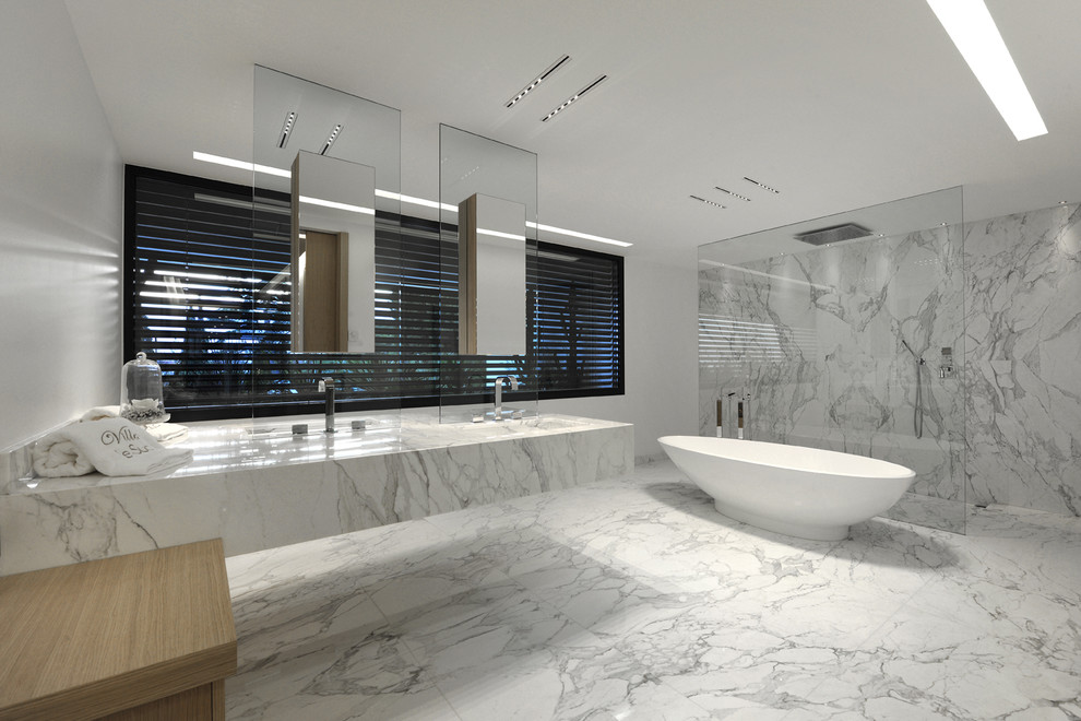 Пример оригинального дизайна: огромная главная ванная комната в современном стиле с монолитной раковиной, отдельно стоящей ванной, душем без бортиков, белыми стенами, белой плиткой, серой плиткой и мраморным полом