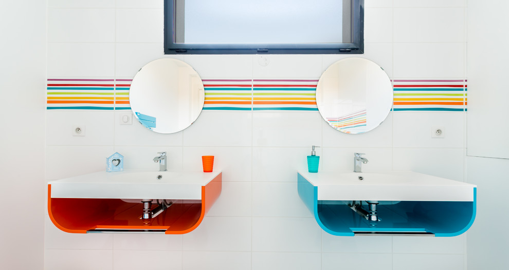Inspiration pour une salle de bain design de taille moyenne pour enfant avec un carrelage blanc, des carreaux de céramique et un mur multicolore.