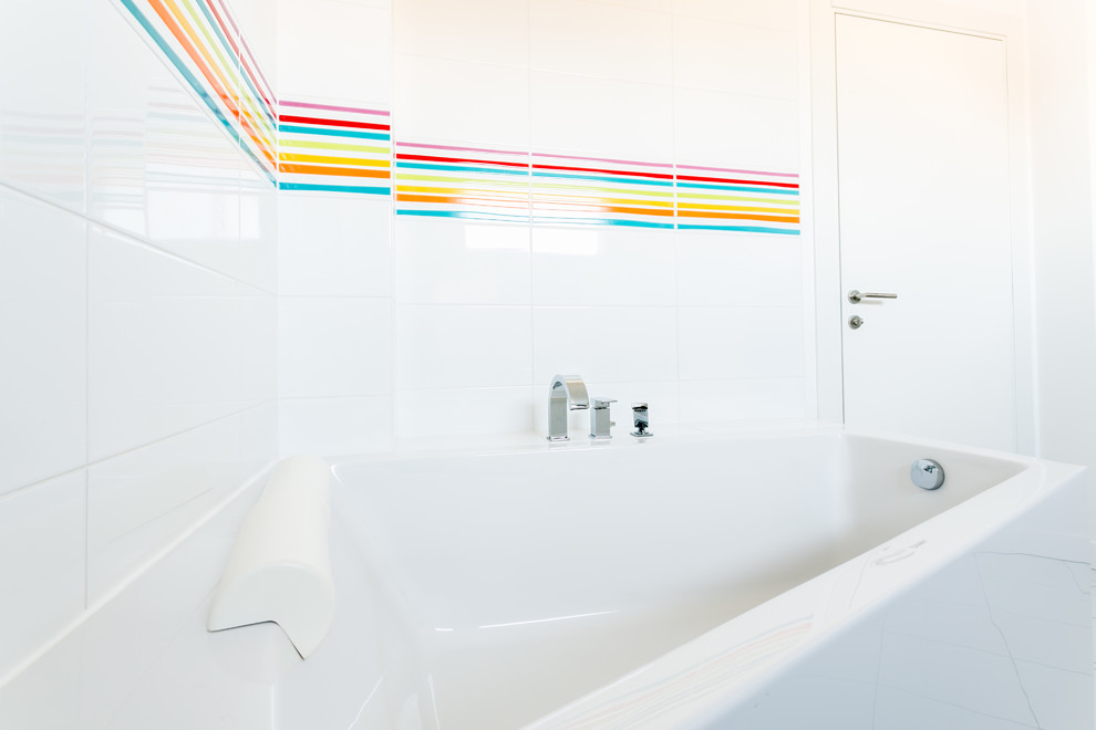 Immagine di una stanza da bagno per bambini minimal di medie dimensioni con piastrelle bianche, piastrelle in ceramica e pareti multicolore