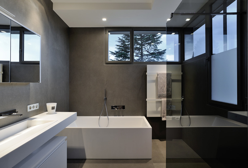 リヨンにある高級な中くらいなコンテンポラリースタイルのおしゃれなマスターバスルーム (ドロップイン型浴槽、茶色い壁、一体型シンク) の写真
