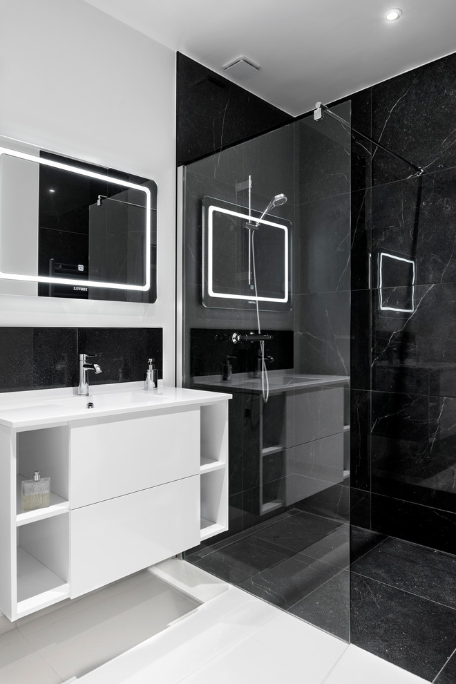 Aménagement d'une petite salle de bain principale contemporaine avec un placard à porte affleurante, des portes de placard blanches, une douche à l'italienne, du carrelage en marbre, un mur blanc, un lavabo encastré et aucune cabine.