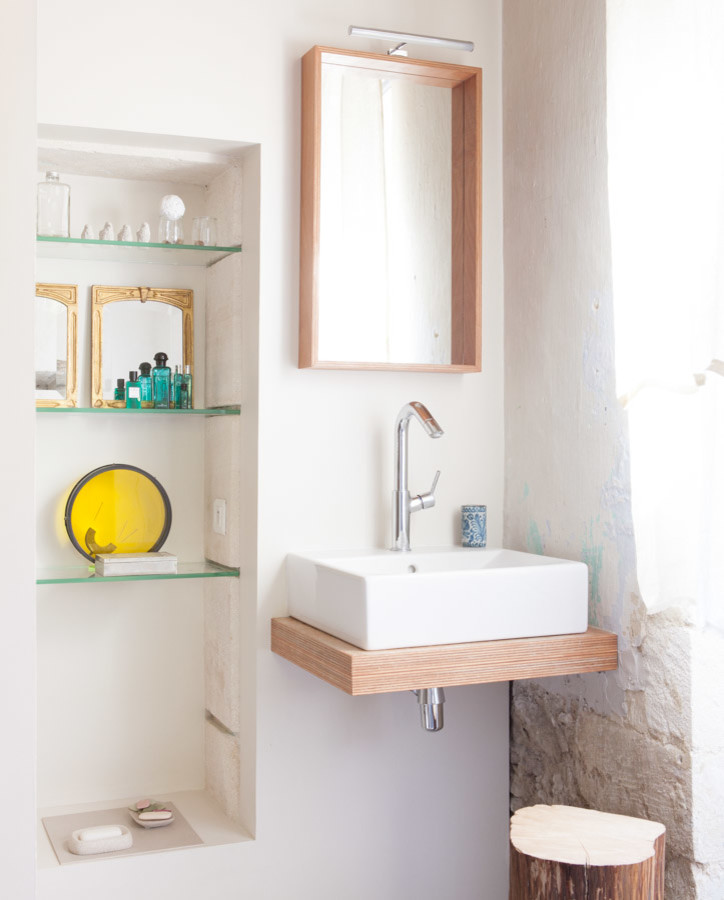 Источник вдохновения для домашнего уюта: ванная комната в современном стиле с открытыми фасадами, белыми фасадами, плиткой из известняка, бетонным полом, накладной раковиной, столешницей из дерева, серым полом и белой плиткой