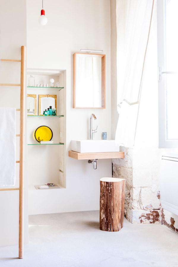 Свежая идея для дизайна: ванная комната в современном стиле с открытыми фасадами, белыми фасадами, бетонным полом, накладной раковиной, столешницей из дерева, серым полом, белой плиткой и плиткой из известняка - отличное фото интерьера