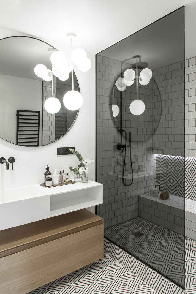 Idéer för mellanstora funkis vitt en-suite badrum, med släta luckor, skåp i ljust trä, vit kakel, tunnelbanekakel, vita väggar, flerfärgat golv, en öppen dusch, cementgolv, ett konsol handfat, bänkskiva i akrylsten och dusch med gångjärnsdörr