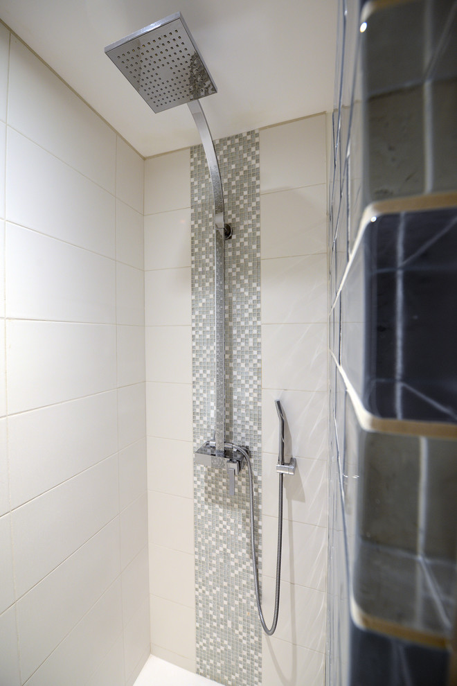 Inspiration för ett mellanstort funkis badrum med dusch, med en kantlös dusch, beige kakel, keramikplattor, beige väggar, klinkergolv i keramik, ett nedsänkt handfat, träbänkskiva och beiget golv