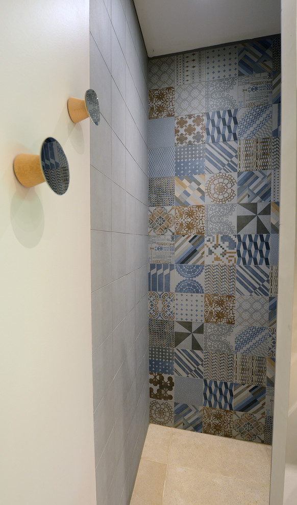 Inredning av ett modernt litet badrum med dusch, med en kantlös dusch, grå kakel, keramikplattor, flerfärgade väggar, klinkergolv i keramik och beiget golv