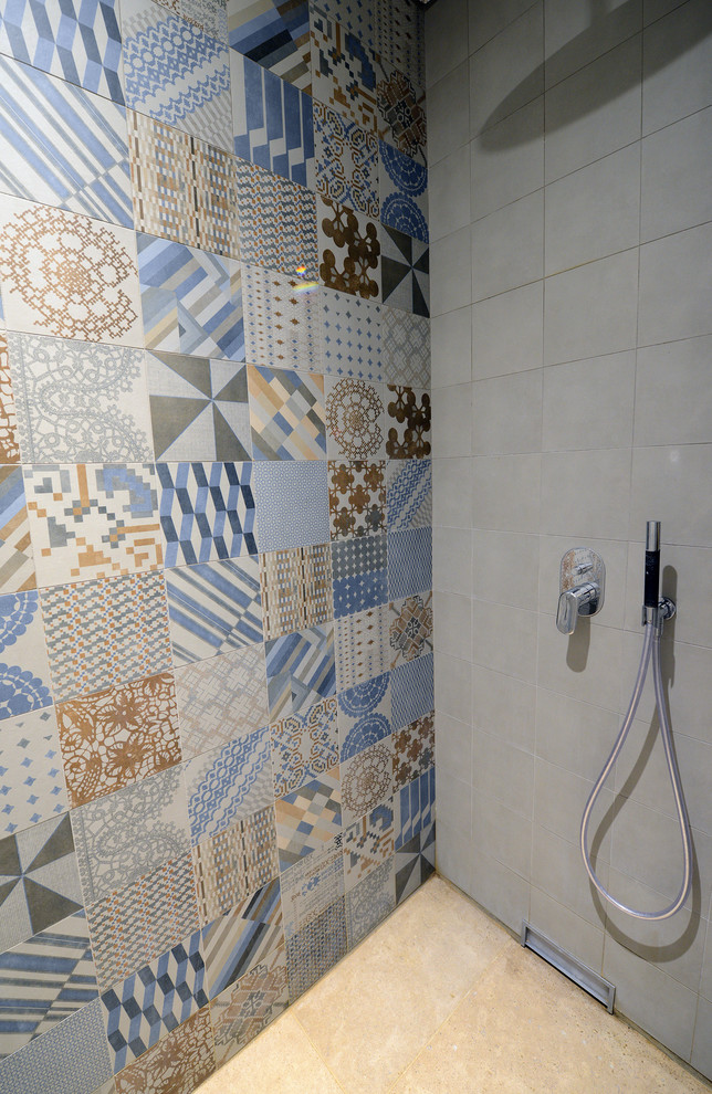 Стильный дизайн: маленькая ванная комната в стиле модернизм с душем без бортиков, разноцветной плиткой, керамической плиткой, серыми стенами, полом из керамической плитки, душевой кабиной и бежевым полом для на участке и в саду - последний тренд