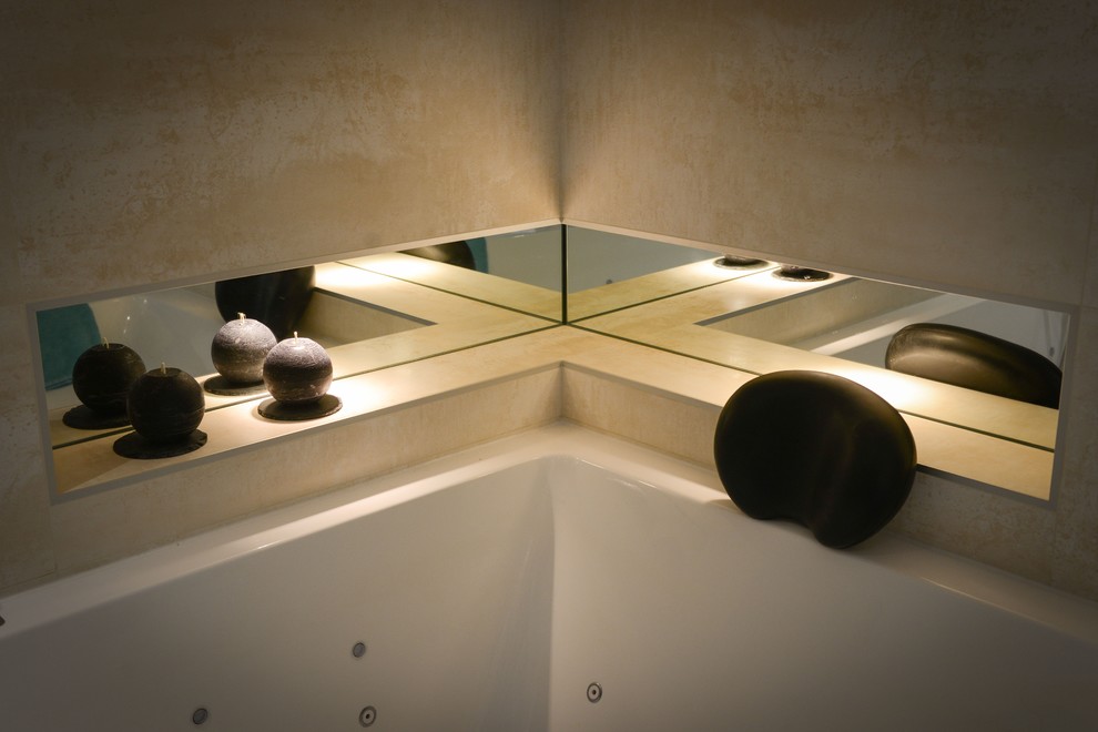 Exemple d'une grande salle de bain principale tendance avec un plan vasque, un plan de toilette en béton, un bain bouillonnant, une douche à l'italienne, un carrelage beige et un mur beige.