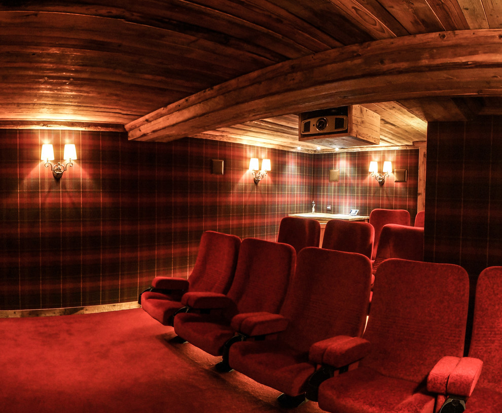 Réalisation d'une salle de cinéma chalet de taille moyenne et fermée avec un mur multicolore, moquette et un écran de projection.