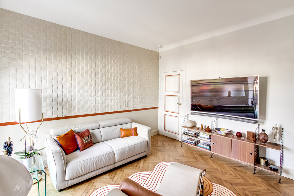Exempel på ett mellanstort klassiskt avskild hemmabio, med beige väggar, ljust trägolv, en väggmonterad TV och beiget golv