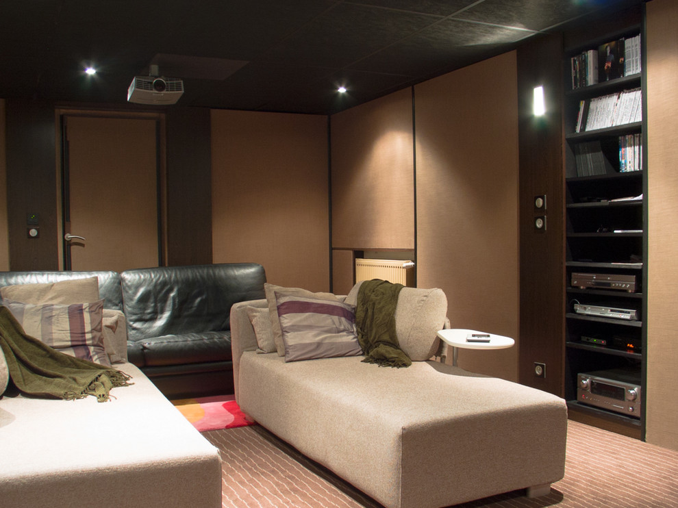 Inspiration for a classic home cinema in Paris.