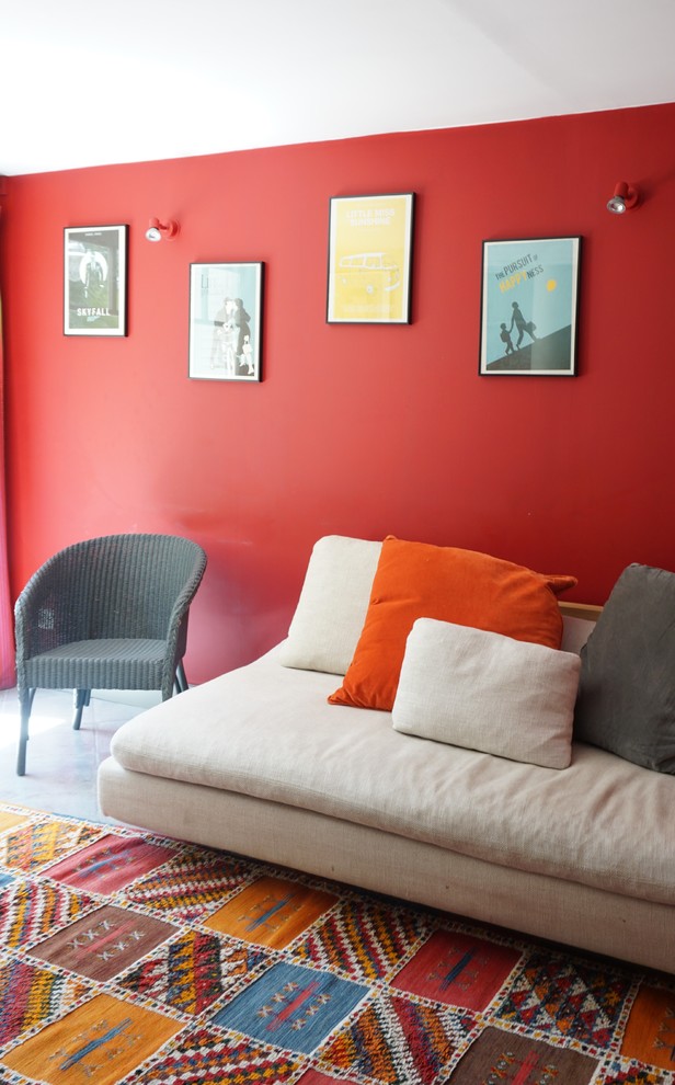 Mittelgroßes, Offenes Klassisches Heimkino mit roter Wandfarbe, Keramikboden, TV-Wand und buntem Boden in Toulouse