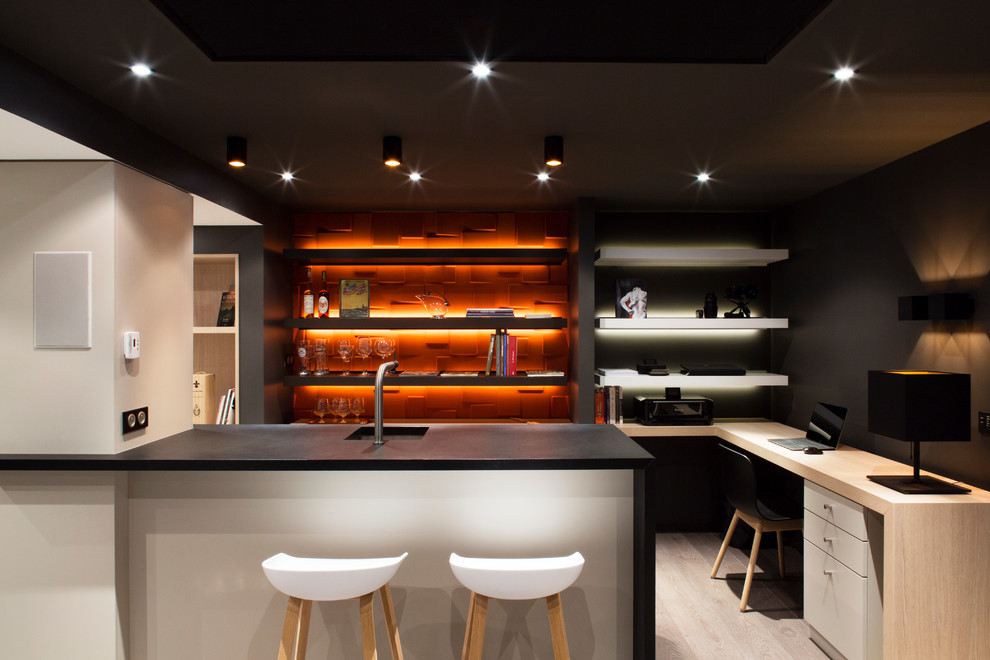 Kleines, Abgetrenntes Modernes Heimkino mit grauer Wandfarbe, Leinwand und braunem Holzboden in Grenoble