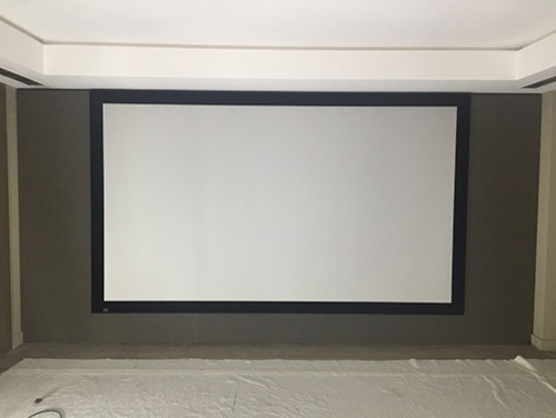 Aménagement d'une salle de cinéma moderne avec un écran de projection.