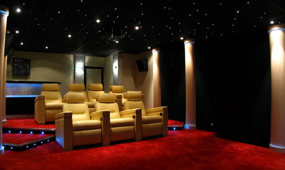 Cette photo montre une salle de cinéma tendance avec un sol rouge.