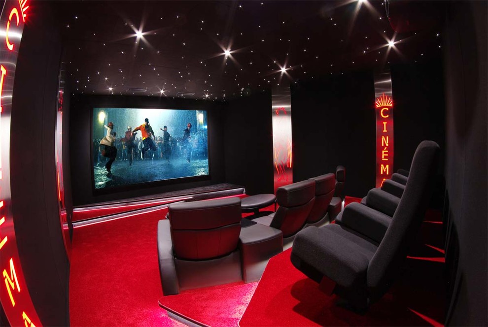 Aménagement d'une petite salle de cinéma contemporaine avec un mur noir, moquette et un sol rouge.