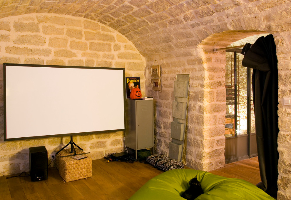 This is an example of an urban home cinema in Paris.