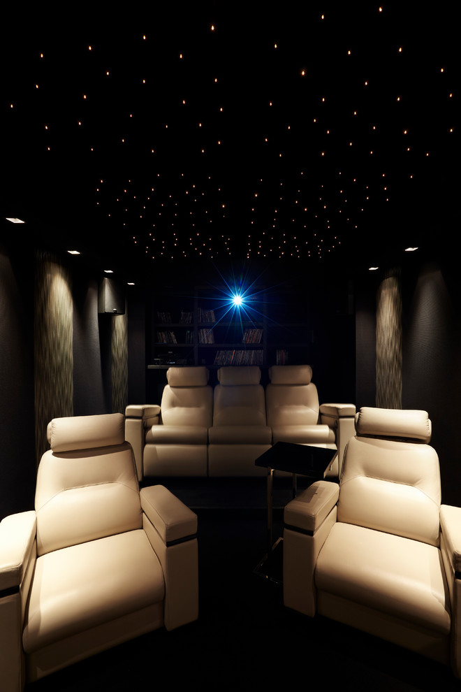 Idée de décoration pour une salle de cinéma design de taille moyenne et fermée avec un écran de projection.