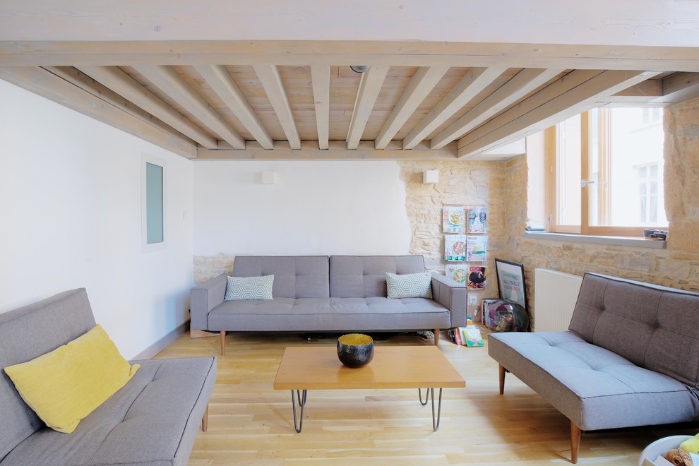 Foto de sala de estar urbana sin chimenea con paredes blancas, suelo de madera clara y suelo beige