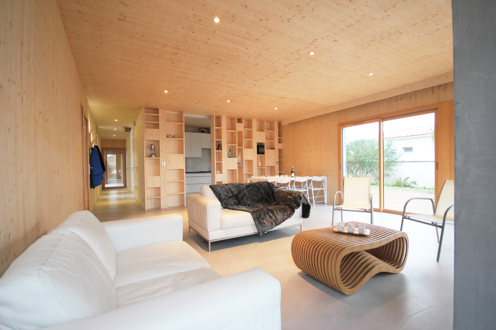 Idee per un soggiorno contemporaneo di medie dimensioni e aperto con pareti beige e camino classico