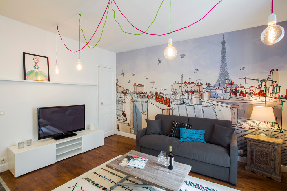 Mittelgroßes, Abgetrenntes Modernes Wohnzimmer ohne Kamin mit weißer Wandfarbe, braunem Holzboden und freistehendem TV in Paris