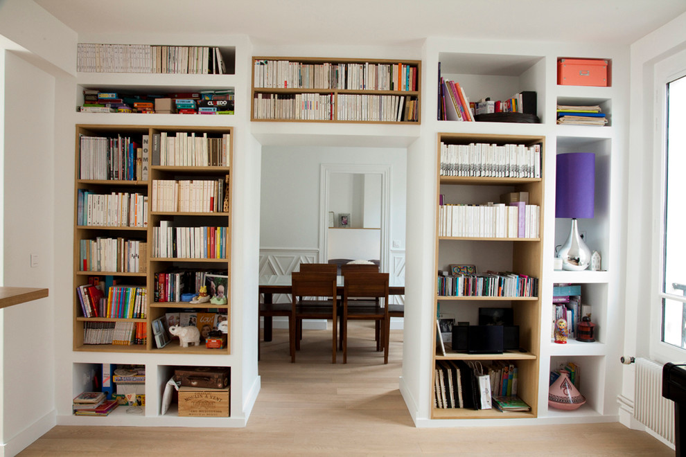 Idées déco pour une grande salle de séjour contemporaine ouverte avec un mur blanc, parquet clair et une bibliothèque ou un coin lecture.