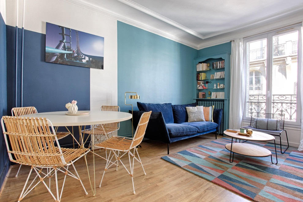 Cette image montre une salle de séjour nordique de taille moyenne et fermée avec un mur bleu et parquet clair.