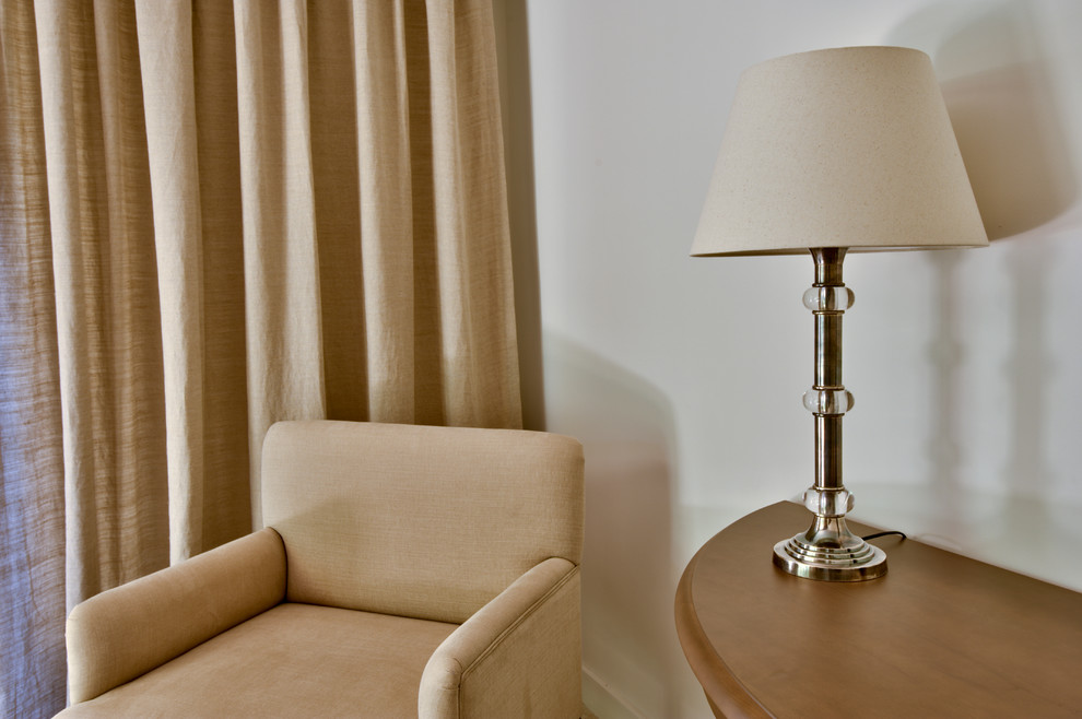 Imagen de sala de estar cerrada tradicional renovada de tamaño medio con paredes beige, suelo de baldosas de cerámica, televisor independiente y suelo beige