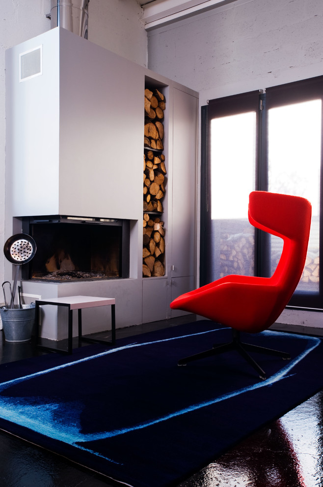 Стильный дизайн: открытая гостиная комната среднего размера в стиле лофт с белыми стенами и угловым камином без телевизора - последний тренд