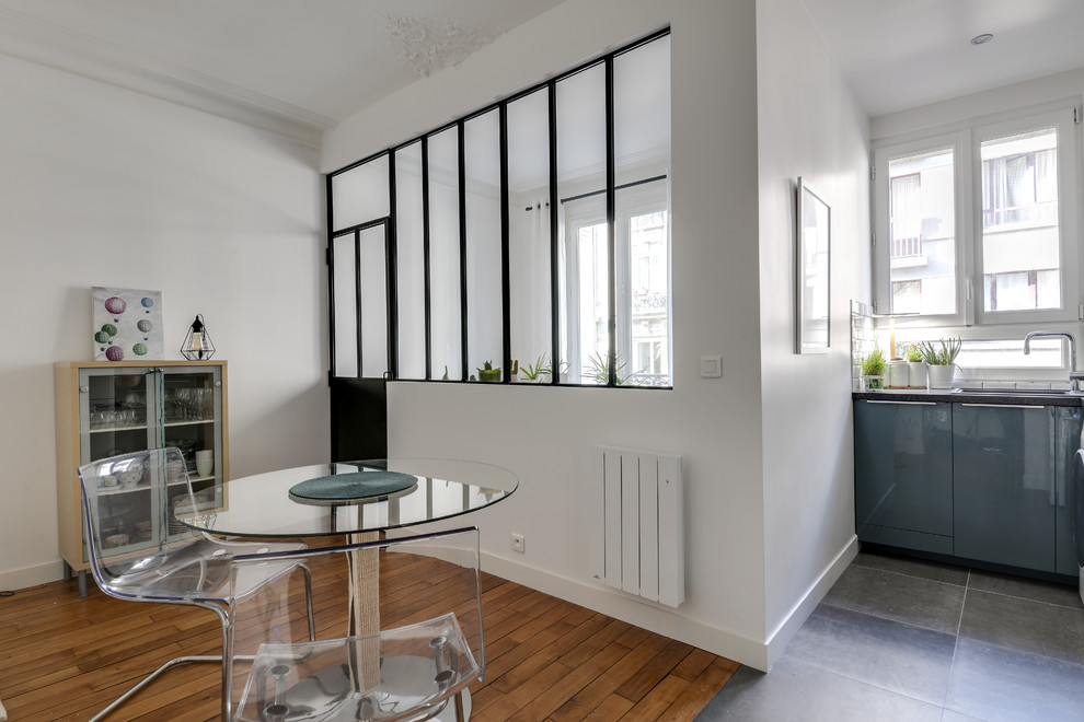 Kleines, Fernseherloses, Offenes Modernes Wohnzimmer mit weißer Wandfarbe und braunem Holzboden in Paris